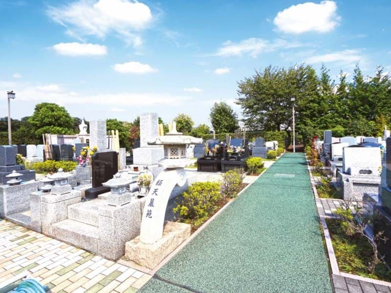 狭山やすらぎ霊園　和形・洋型の墓石が混在