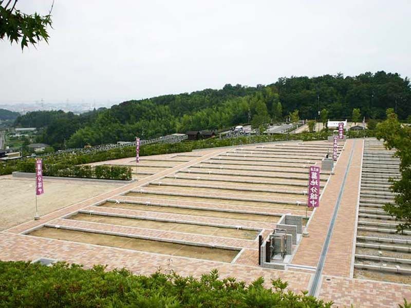枚方紫峰霊苑　バリアフリー設計の園内