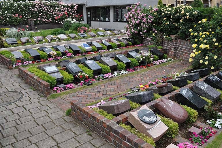 花小金井ふれあいパーク　様々な花と緑に囲まれた一般墓所エリア