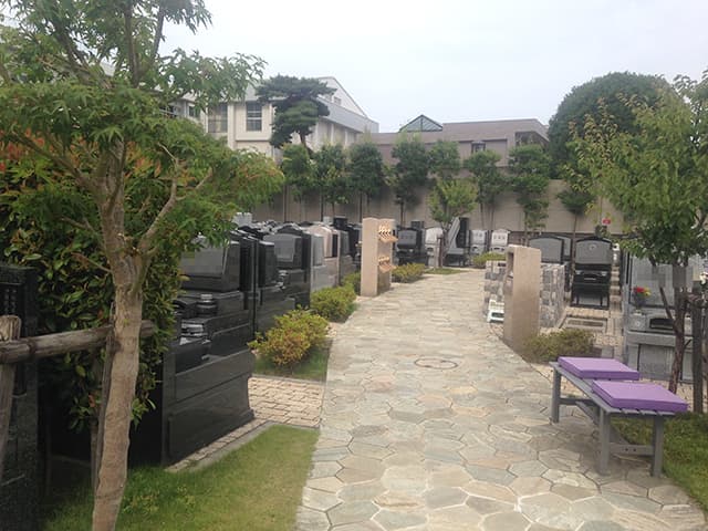 調布霊園　植栽で彩られた墓地