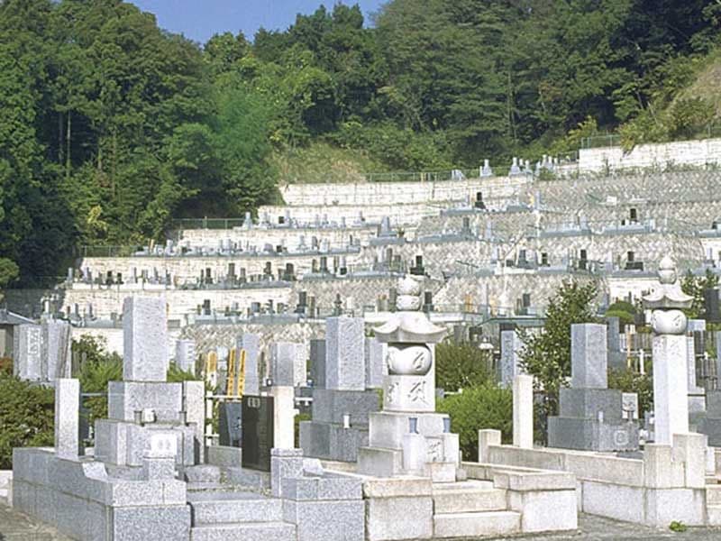 美しい段々造りの逗子霊苑