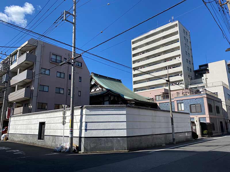 本法寺墓地　公道からのアクセス良好