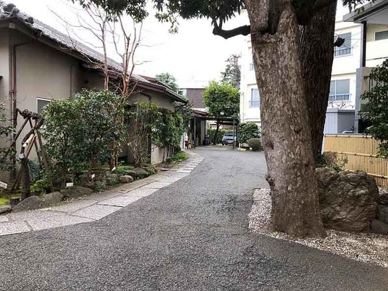 正善寺別院 仙川霊廟　手入れの行き届いた参道