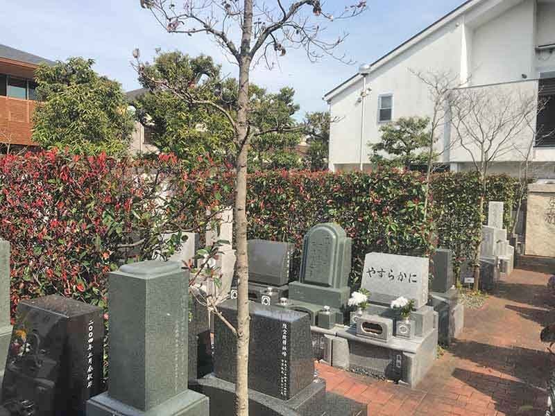 赤堤の郷　様々な種類の墓石がある墓域