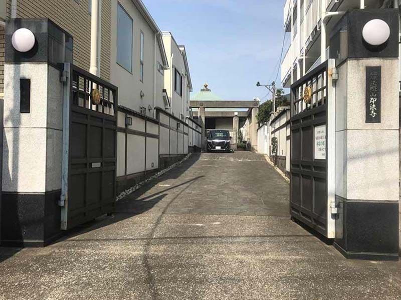 赤堤の郷　広々とした入り口