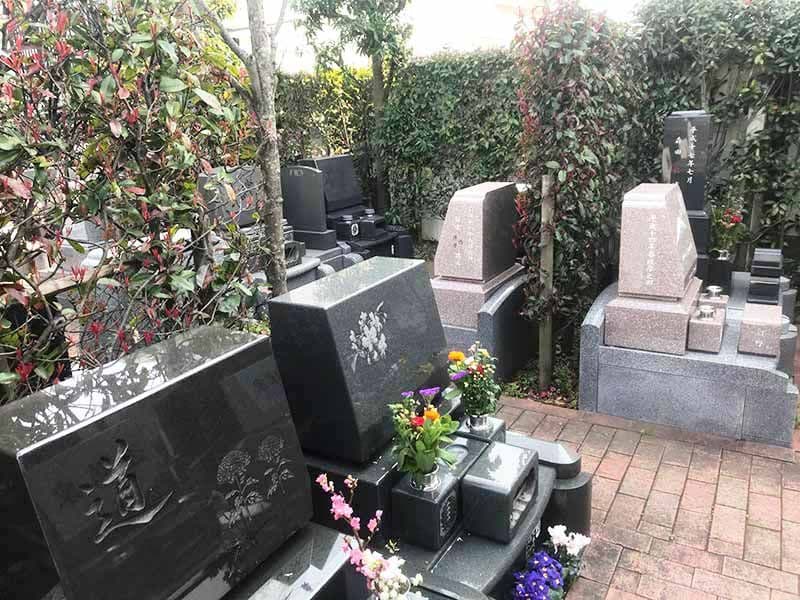 赤堤の郷　緑に囲まれた墓域