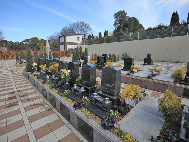川口さくら霊園のバリアフリー通路