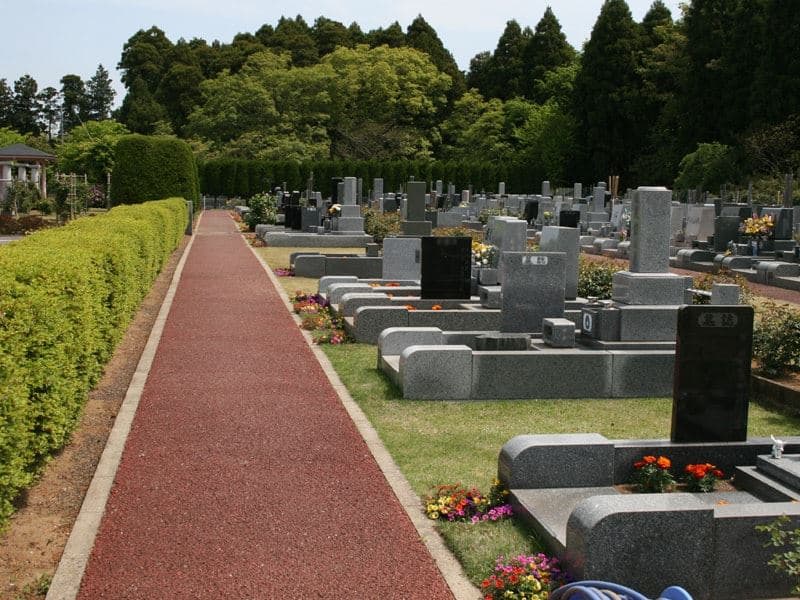 千葉中央霊園　舗装された参道でどなたでも安心してお参りできる墓域
