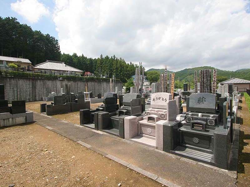 小川町青山メモリアルパーク　様々な墓石が並ぶ墓域