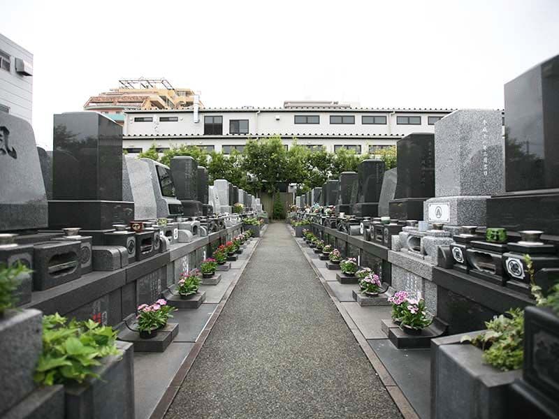 江東メモリアル　立ち並ぶ墓石とお参りしやすい参道