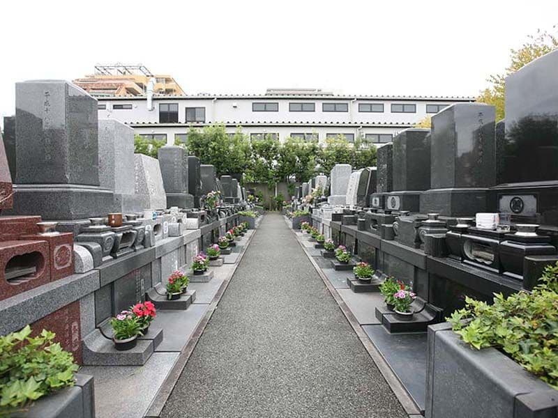 江東メモリアル　広い参道