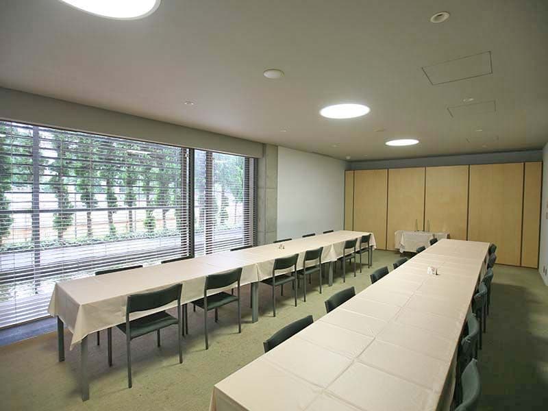 江東メモリアル　大きな窓のある会食場
