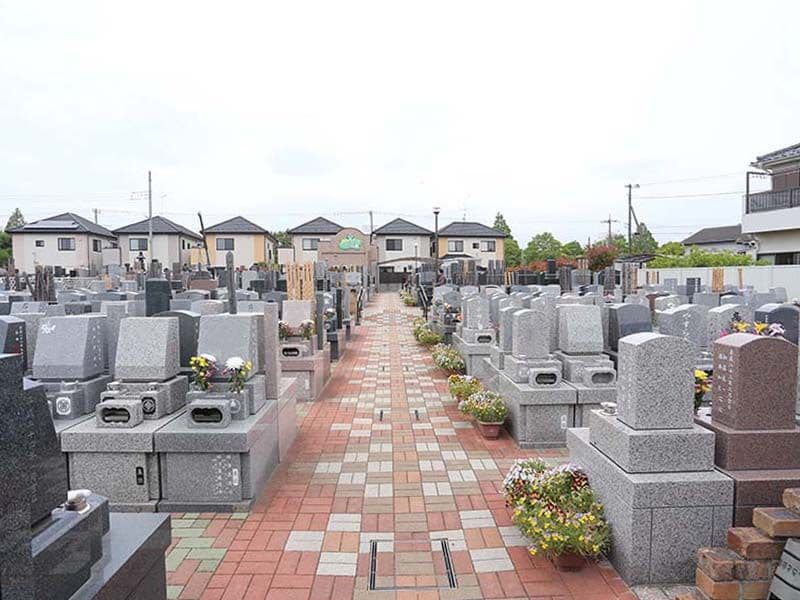 メモリアルみさと公園　住宅に囲まれた園内