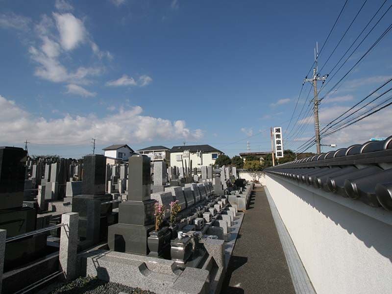 湘南泉霊園　白い塀に囲また墓域