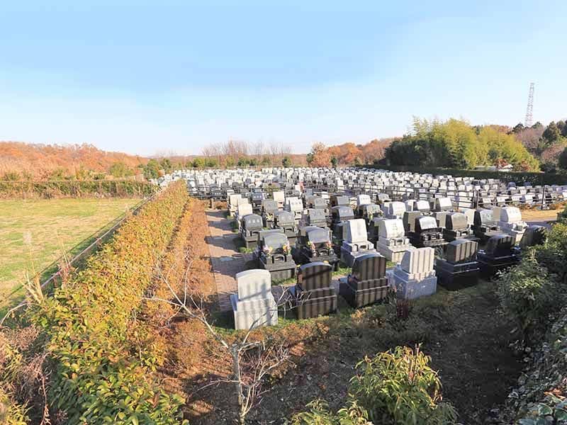 南大沢ハヤブサバレー　常駐の管理人による清掃の行き届いた霊園内風景