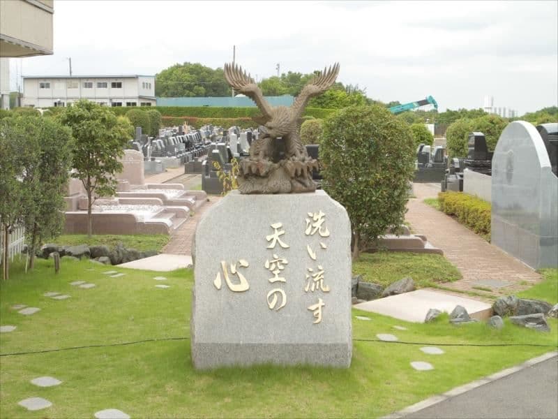 南大沢バードヒルズ　手入れの行き届いた植栽が美しい霊園風景①