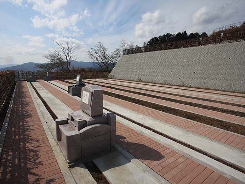 湯河原吉祥公園墓地　高台にある墓域