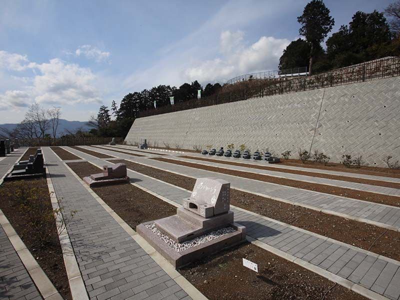 湯河原吉祥公園墓地　空が近く感じられる高台の墓域
