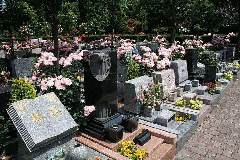 花小金井ふれあいパーク　花が咲き乱れる一般墓所エリア