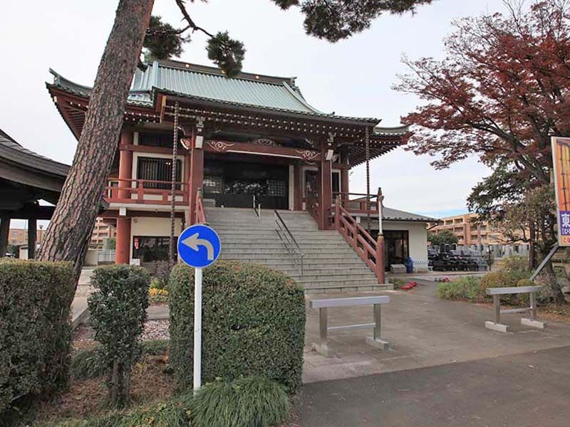 ひばりが丘浄苑　植栽が囲む東本願寺ひばりヶ丘別院