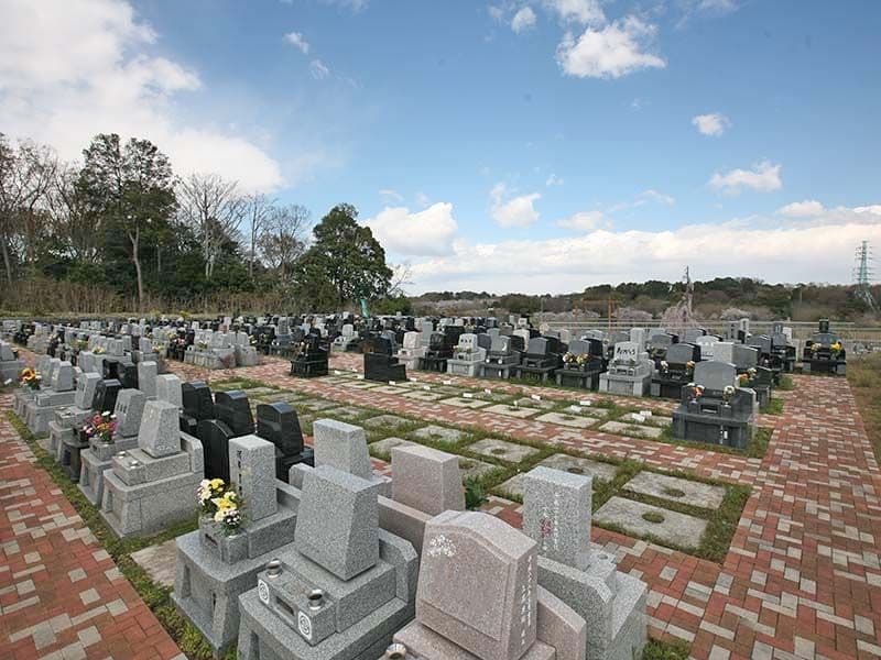 メモリアルパーク緑の丘　自然に囲まれた苑内