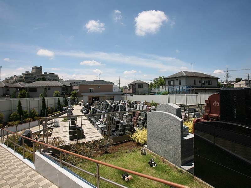 いわつき聖地霊園　高台の墓域へ続くスロープ
