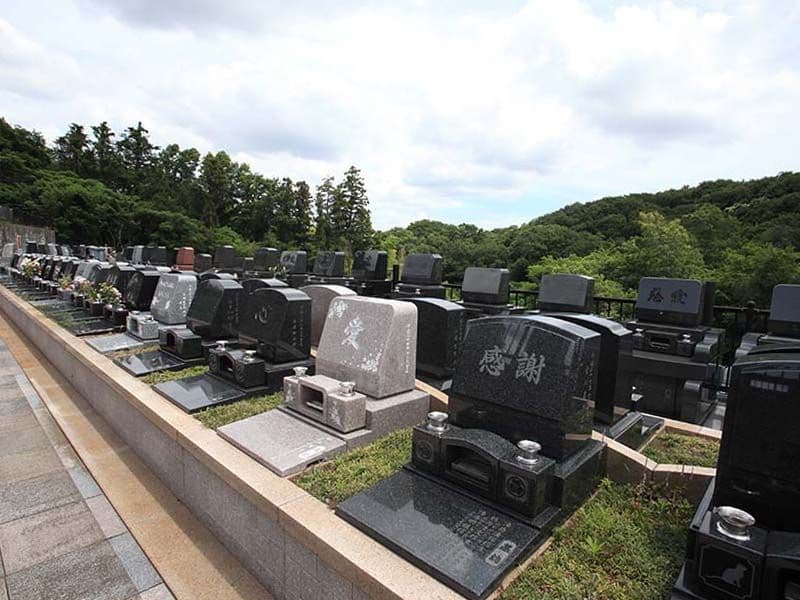 旭翠苑　様々な墓石が混在