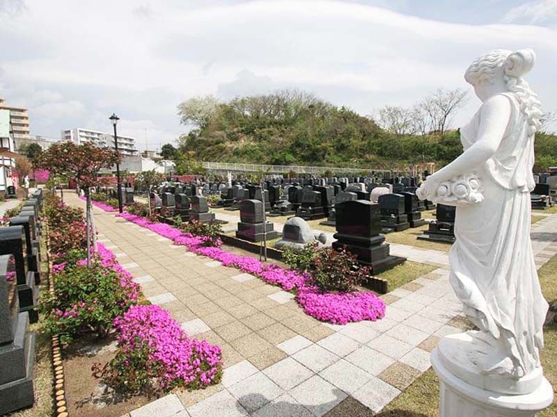 メモリアルパーク花の郷墓苑 厚木宮の里　洋風彫刻と芝桜の墓域
