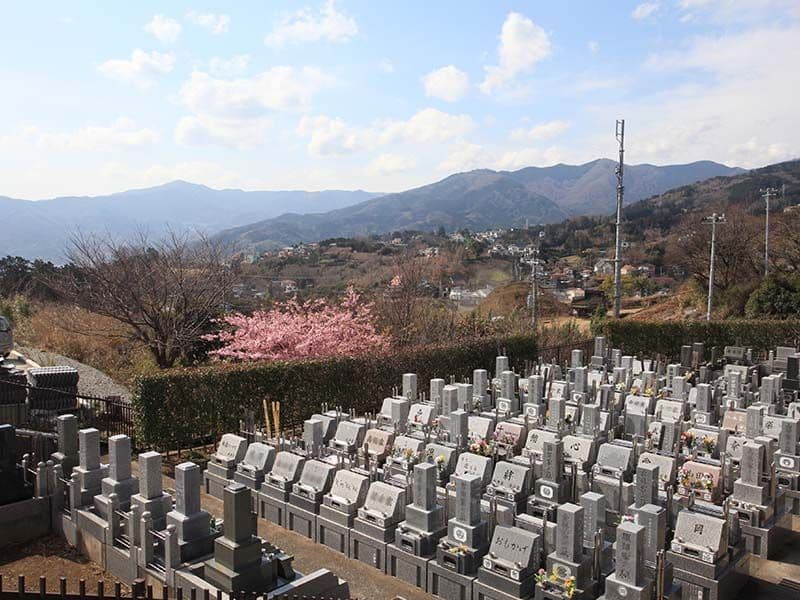 湯河原吉祥公園墓地　山々が連なり自然に囲まれた墓域