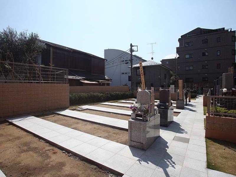 日曜寺墓苑　住宅街にある墓苑