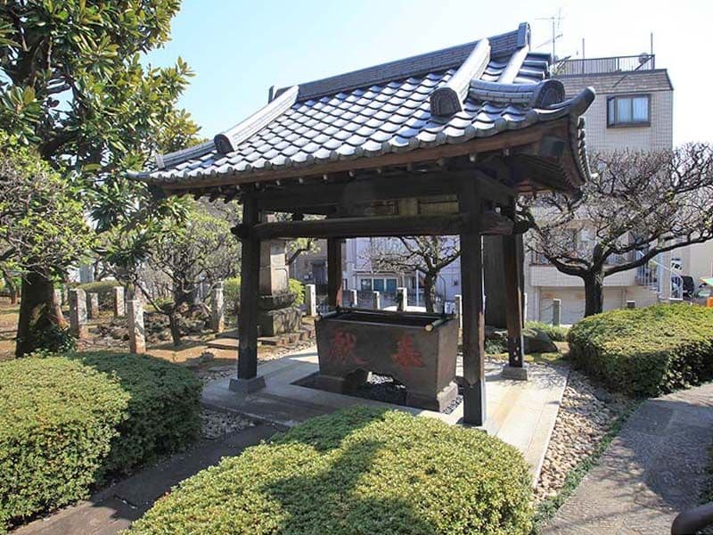 日曜寺墓苑　境内の手水舎