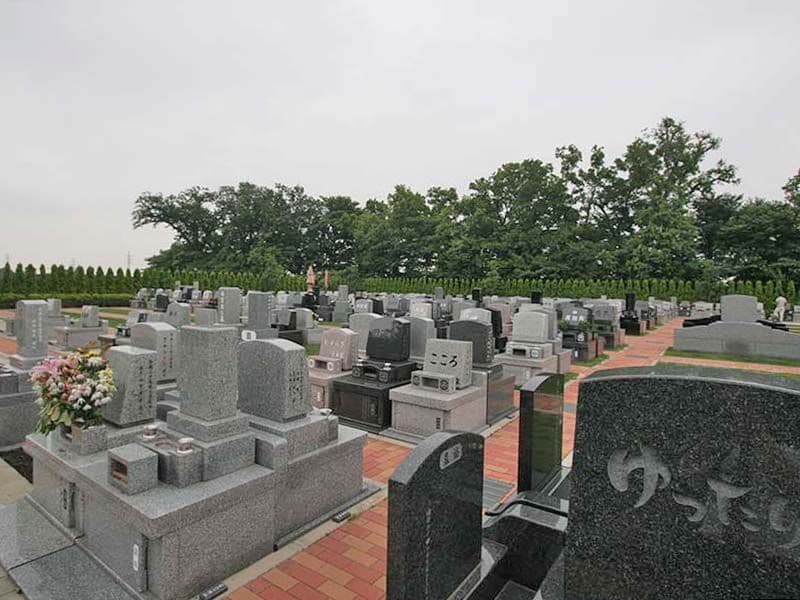 南川越霊園　緑に囲まれた墓域