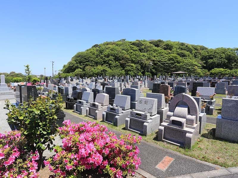 三浦霊園　花や緑が豊かな墓域