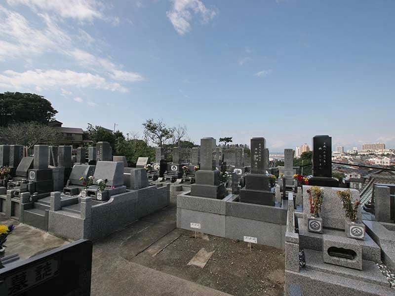鎌倉富士見墓苑　様々なタイプの墓石が並ぶ墓域