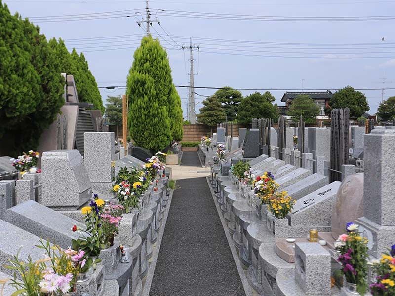 さくらメモリアルパーク　多様な墓石が建立