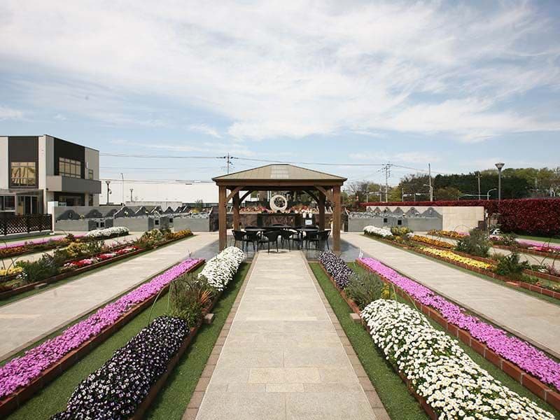 サニープレイス所沢　色とりどりの花々の咲く公園のような霊園