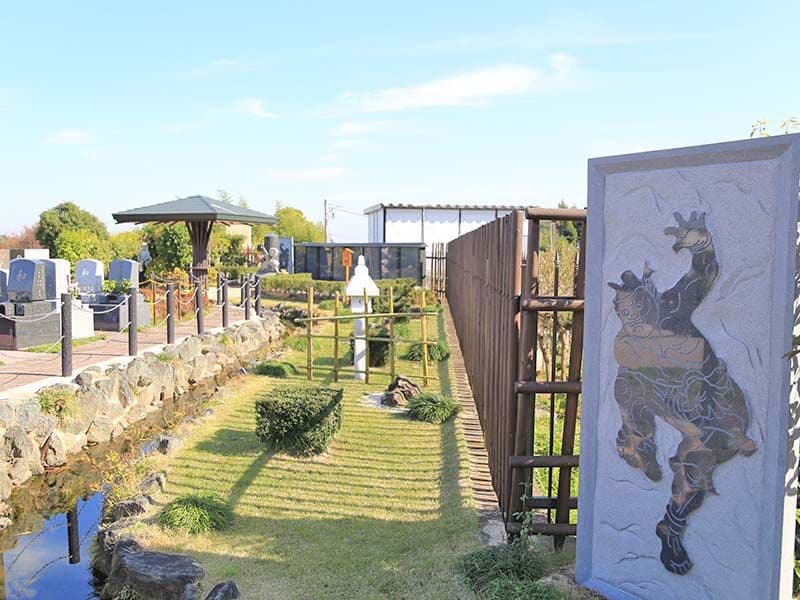 南大沢バードヒルズ　小川が流れる日本庭園のような苑内