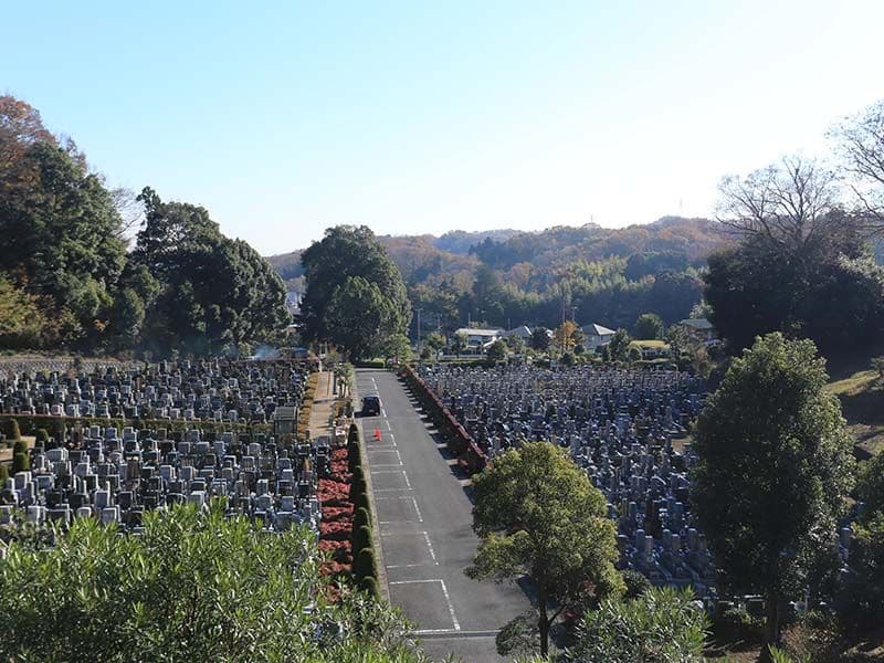 厚木森の里霊園　墓域すぐ横の駐車場