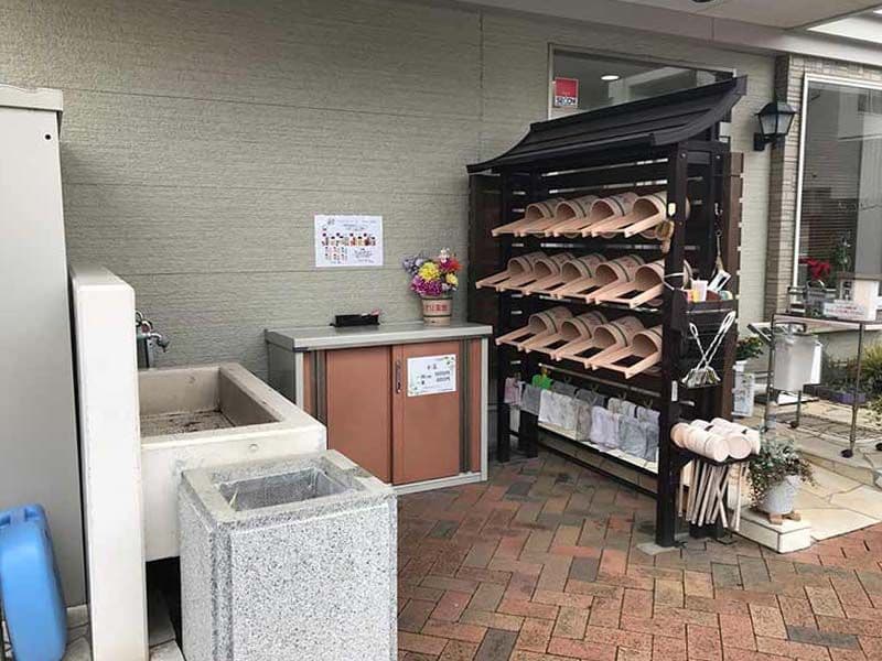 みずほ霊園　参拝用具置き場と水汲み場