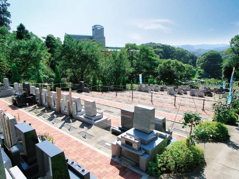 武蔵岡霊園　日当たりが良く明るい霊園風景