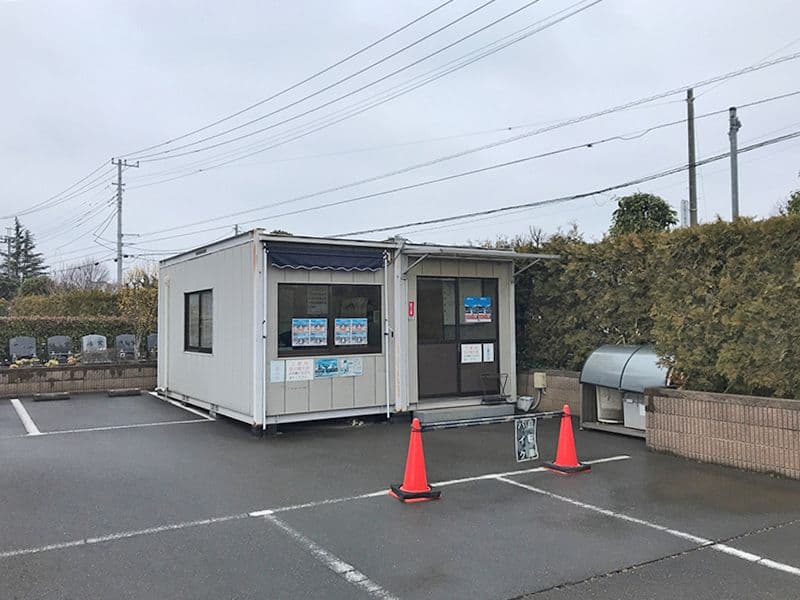新座さくら浄苑　駐車スペース内にある売店