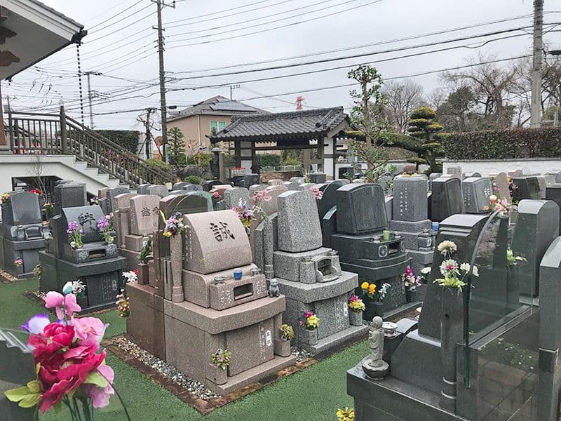 セントレア新座　花が添えられた墓石