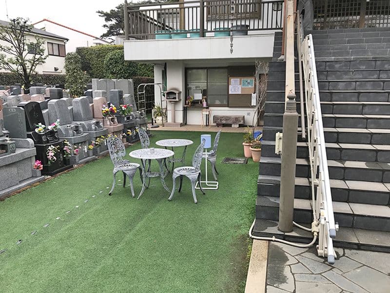 セントレア新座　芝生が敷かれた休憩スペース
