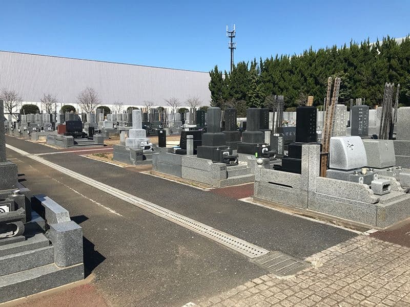 越谷中央霊園　水はけのよい参道