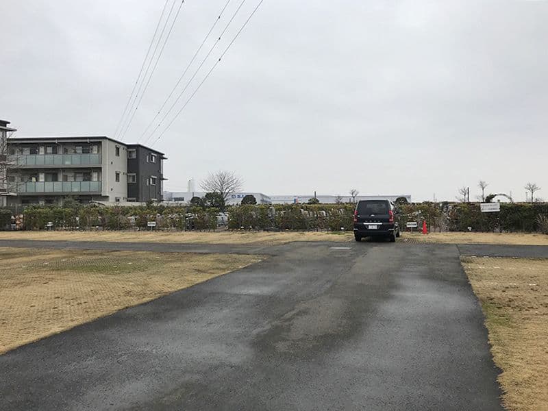 新座メモリアル　墓域横の駐車スペース