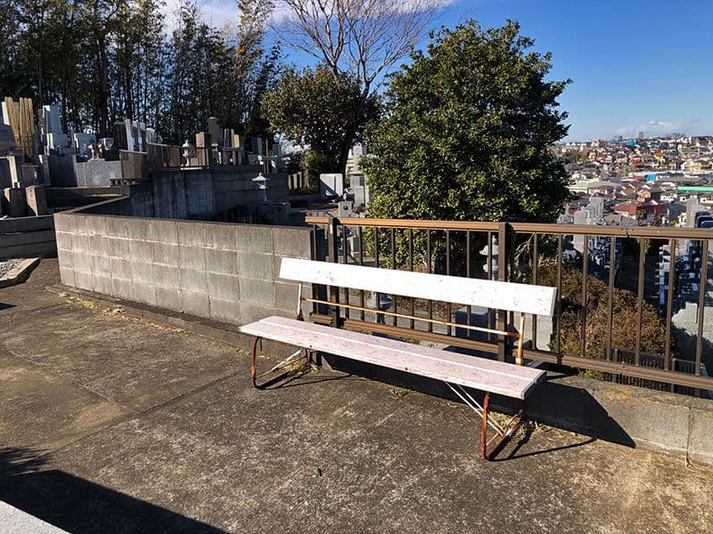 橘聖地第二霊園　休憩用に設営されたベンチ