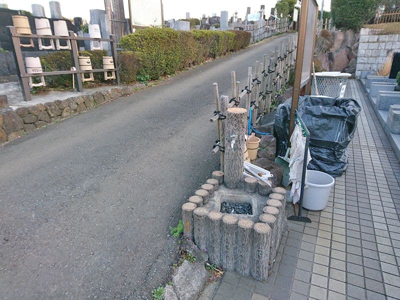 茅ヶ崎公園墓地　桶置き場と水場