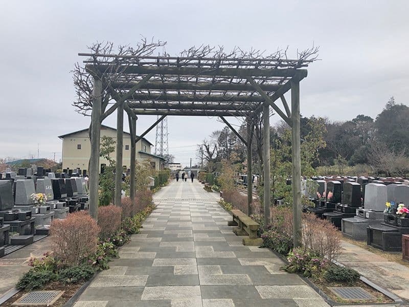 八千代悠久の郷霊園 永代供養墓　参道に設置されたパーゴラ