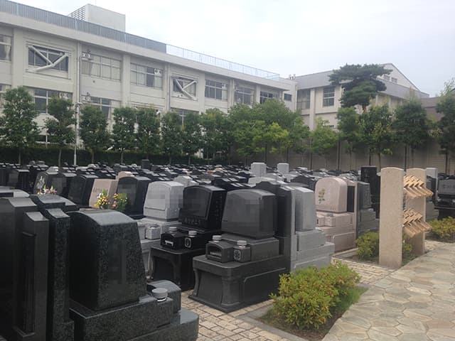 調布霊園　様々な墓石が混在