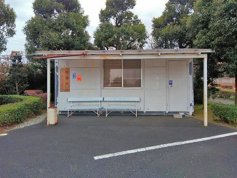 湘南泉霊園　屋根付き喫煙所完備